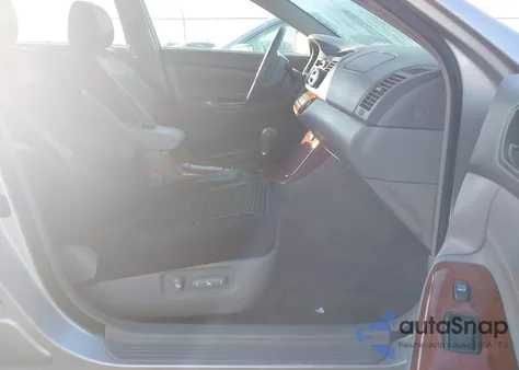 2005 Toyota Camry Xle z USA, uszkodzony, nr VIN 4T1BE32K15U075747